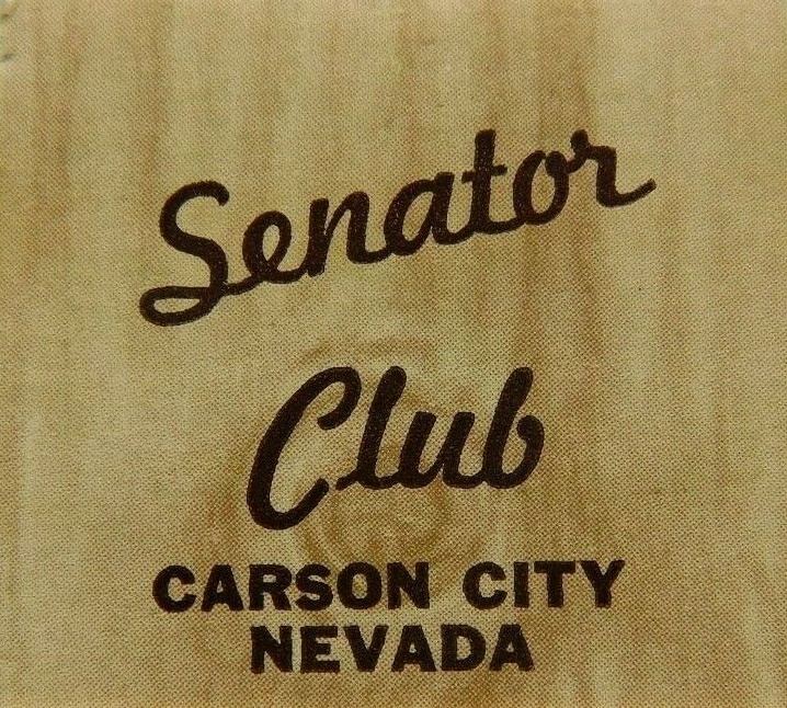 Sampul buku korek api dengan kata-kata Senator Club, Carson City, Nevada dengan latar belakang kayu bernoda